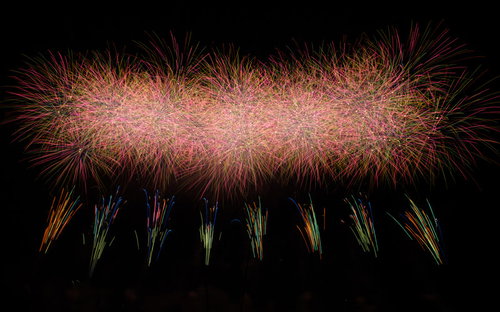 江戸川区花火大会のスターマイン 夜空に咲く花火の光