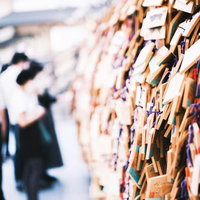湯島天神の境内に掛けられた合格祈願の絵馬の写真