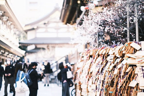 湯島天神の境内に奉納された大量の絵馬と参拝者