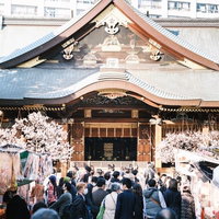 沢山の参拝客でにぎわう湯島天神の拝殿と境内の写真