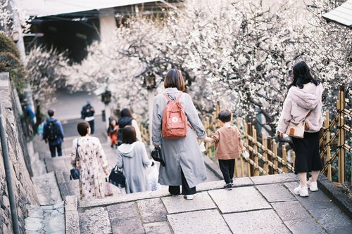 湯島天神の境内で梅を愛でる親子の後姿を撮影した春の風景