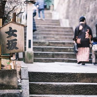 湯島天神の女坂をのぼる親子の後ろ姿の写真
