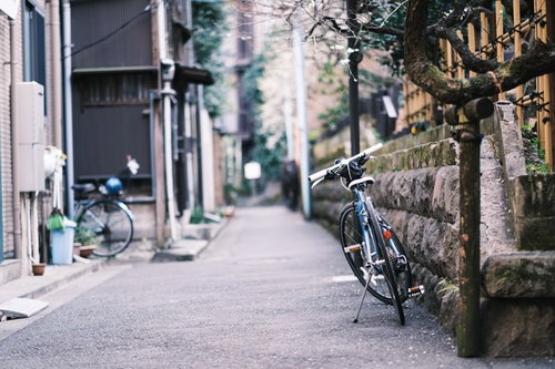 住宅街の石畳の路地に停めた自転車