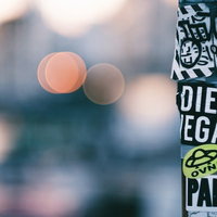 街角に貼られたストリートステッカーのクローズアップの写真