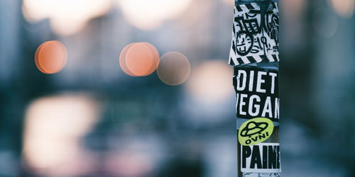 街角に貼られたストリートステッカーのクローズアップ