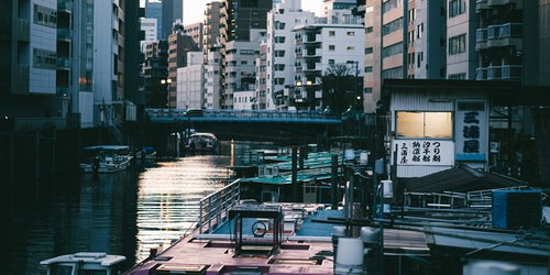 上野の神田川に停泊する釣り船と屋形船の夜景