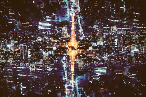 反射する東京のシンボルと高層ビル群の夜景