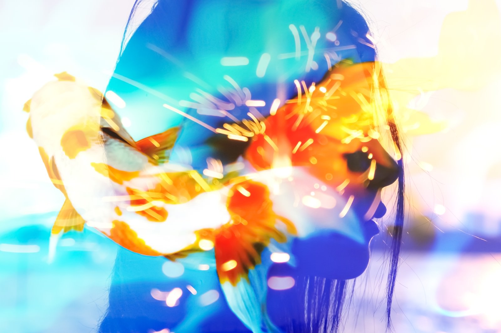人物のシルエットに花火や光の効果を合成した夏の思い出をテーマにしたフォトモンタージュ