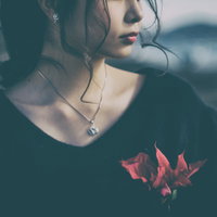 悲しみで気分が晴れない女性の落ち込んだ表情の写真