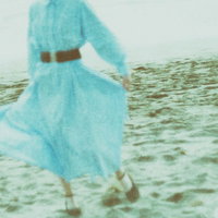 海岸の砂浜ではしゃぐ彼女との思い出のフィルムの写真