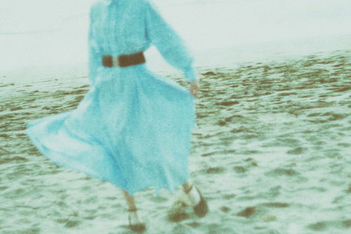 海岸の砂浜ではしゃぐ彼女との思い出のフィルム