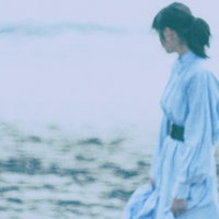 海辺を歩く彼女の思い出：砂浜での一人歩きの風景の写真