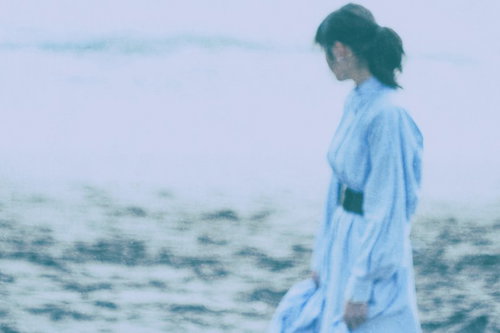 海辺を歩く彼女の思い出：砂浜での一人歩きの風景