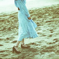 砂浜を彼女と歩く記録をフィルム調で撮影した懐かしい思い出の写真