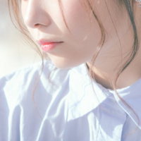 白シャツの若い女性の横顔と口元の写真