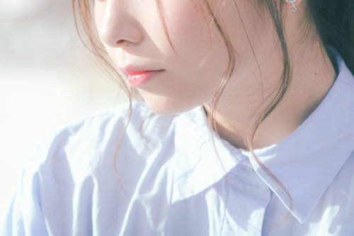 白シャツの若い女性の横顔と口元