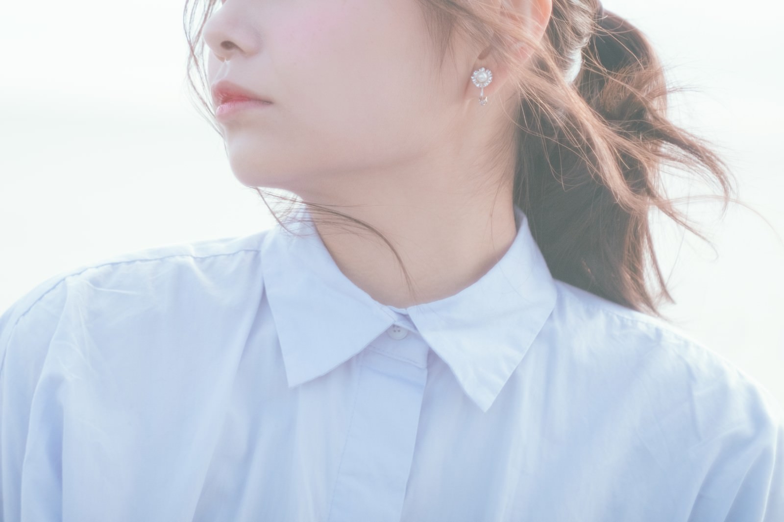 斜め上を向いた若い女性の口元と横顔