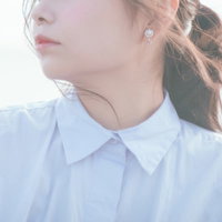 透明感ある若い女性の口元と横顔の写真