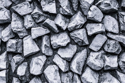 無数の石が突き出す石壁のテクスチャ