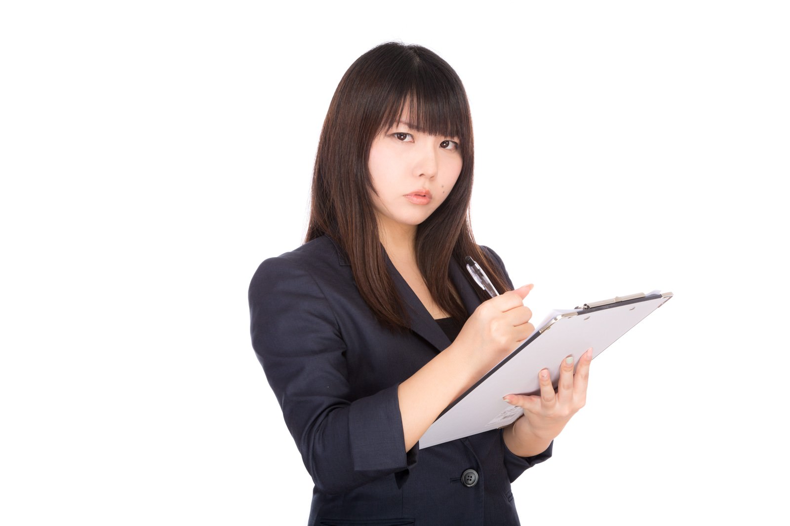 クリップボードにチェックを入れる険しい表情の女性人事担当者［モデル：Lala］