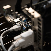 マザーボードのLANポートに有線LANケーブルを接続の写真