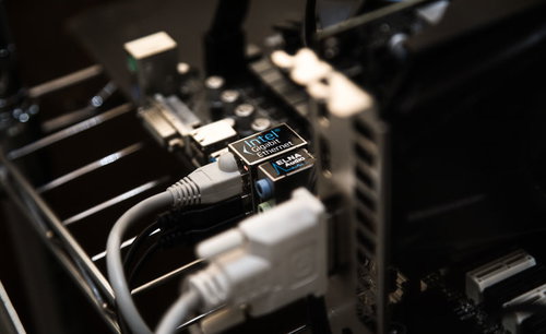 マザーボードのLANポートに有線LANケーブルを接続