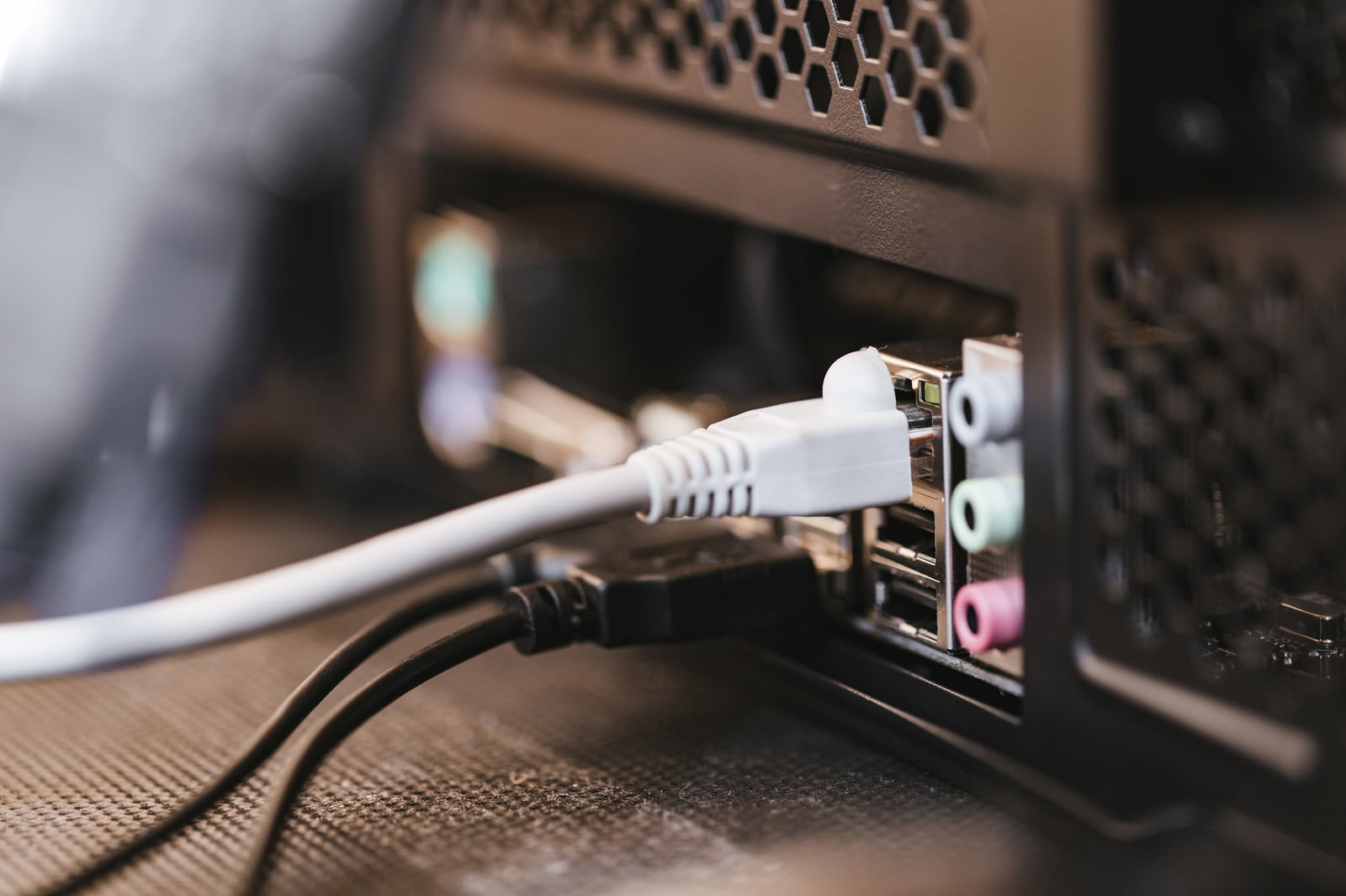 マザーボードのイーサネットポートに白いLANケーブルが接続されている様子