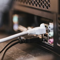 マザーボードのイーサネットポートに有線LANケーブルをさすの写真