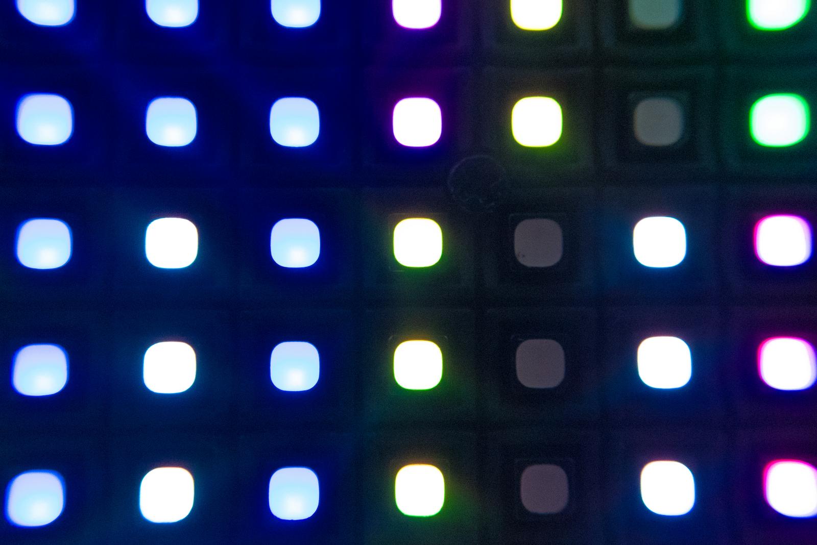 格子状に並ぶRGBフルカラーLEDパネルの接写