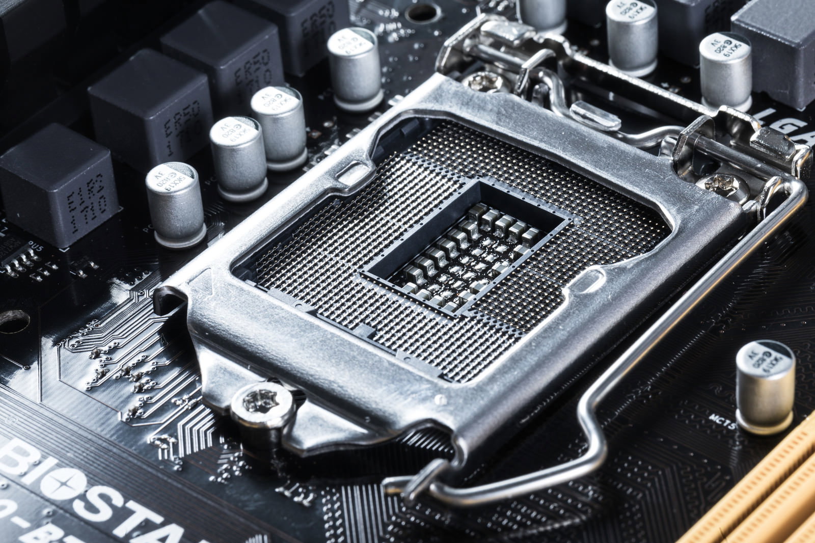 マザーボード上のLGA1151 CPUソケットのクローズアップ