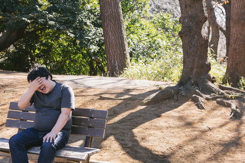 仕事の課題に直面して絶望するエンジニア男性