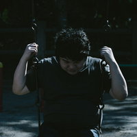 ブランコで絶望する男性の失敗と後悔の瞬間の写真