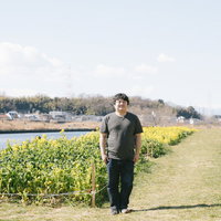 コテハンに憧れてお花畑の前で立ってみました。の写真