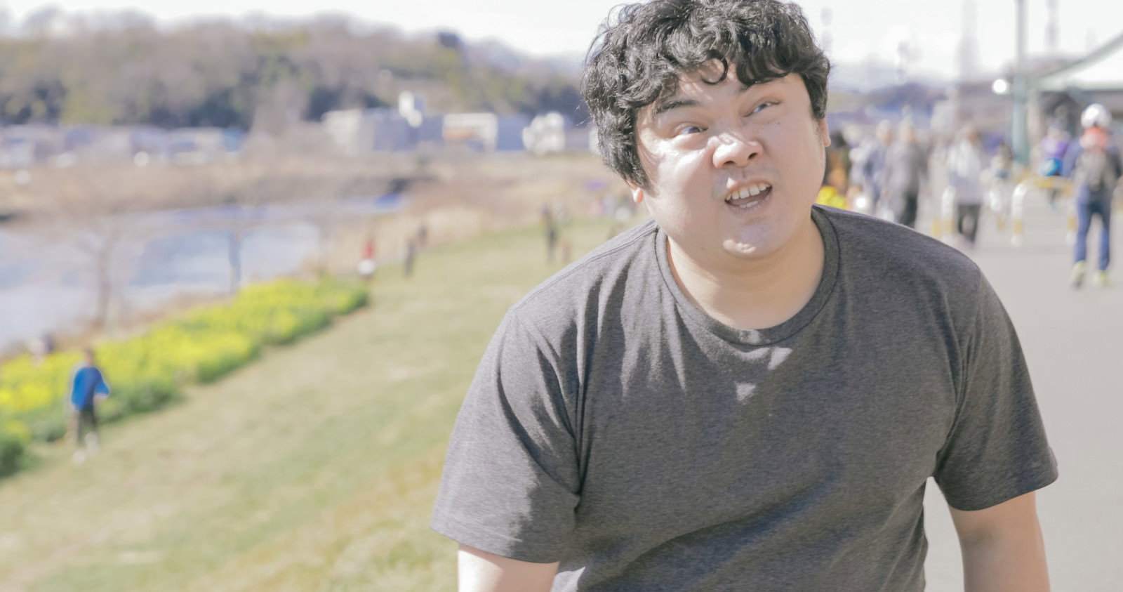 河川敷をジョギングするダイエット中の男性［モデル：段田隼人］