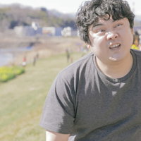 ダイエットで河川敷を走る男性の運動風景と体力向上の写真