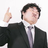 注目を集めるビジネスマンの力強いポーズで上を指差す男性の写真