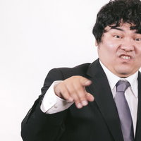 相手を指差して怒るビジネスマンの写真