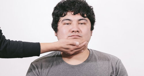 アゴを思う存分タプタプさせた男性の表情