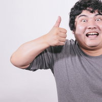 LGTM、いいねをする必死の表情の男性のポーズの写真