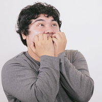 サムズアップをして親指を立てる男性のポートレートの写真