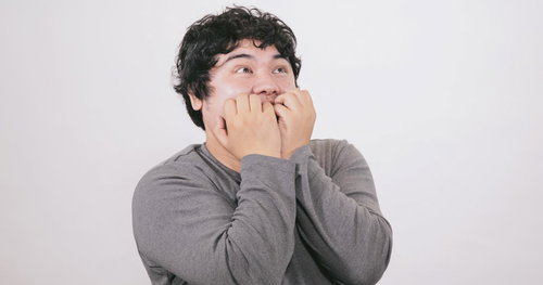 ワクワクが止まらない男性の期待感と興奮した表情