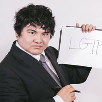 設計図を確認して承認する黒いスーツの男性の写真