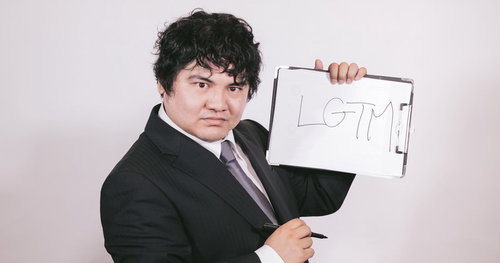 設計図を確認して承認する黒いスーツの男性