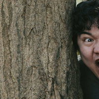 雄叫びをあげて何度も追いかけてくる男性（ホラー・追跡シーン）の写真