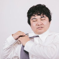 ネクタイを外すサラリーマンの疲れの写真