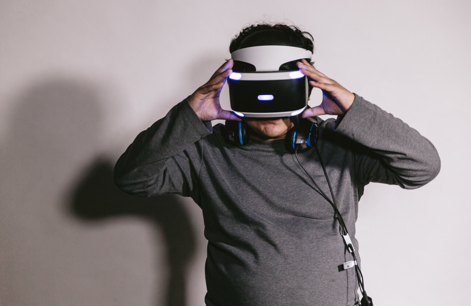 VRヘッドセットを装着する男性［モデル：段田隼人］