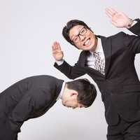 謝罪をさせて勝ちほこるビジネスマンの写真