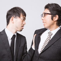 『こんな会社辞めてやる！』と上司に食らいつく部下の写真