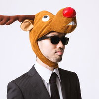 トナカイのかぶりものをつけるエージェントの写真