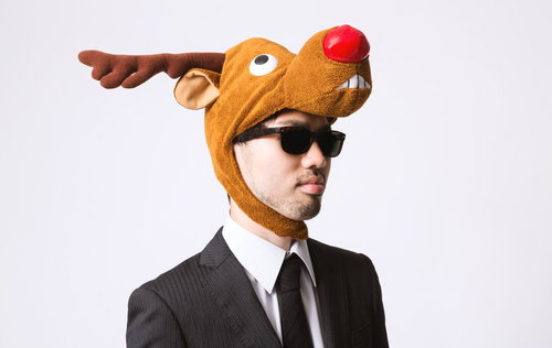 トナカイのかぶりものをつけるエージェント